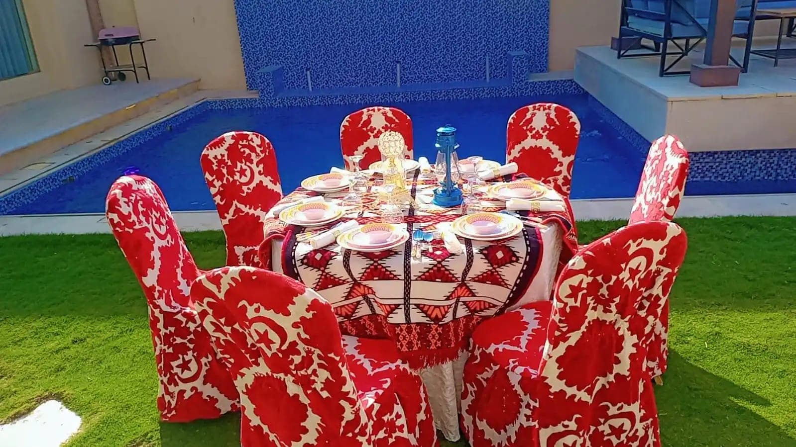 قهوجين يقدمون خدمة القهوة العربية الأصيلة والضيافة الفاخرة