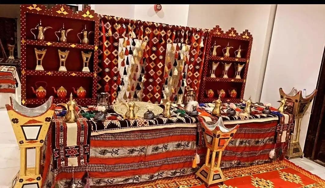 قهوجين يستخدمون أواني القهوة العربية الفاخرة والتراثية